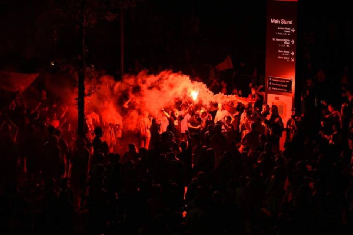 FOTOS: Así fue el brutal festejo de los hinchas del Liverpool tras conquistar la Premier League