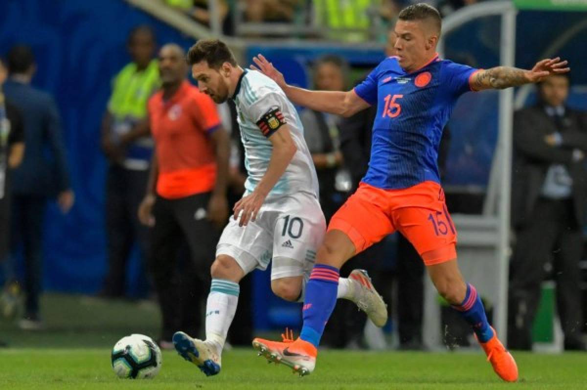 Argentina's Lionel Messi (L) is marked by Colombia's Mateus Uribe during their Copa America football tournament group match at the Fonte Nova Arena in Salvador, Brazil, on June 15, 2019. (Photo by Raul ARBOLEDA / AFP)