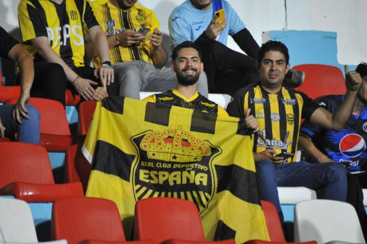 Auzmendi y la bella rubia a la que le dedicó el gol, al descubierto lo que jugadores de Motagua llevaban al estadio