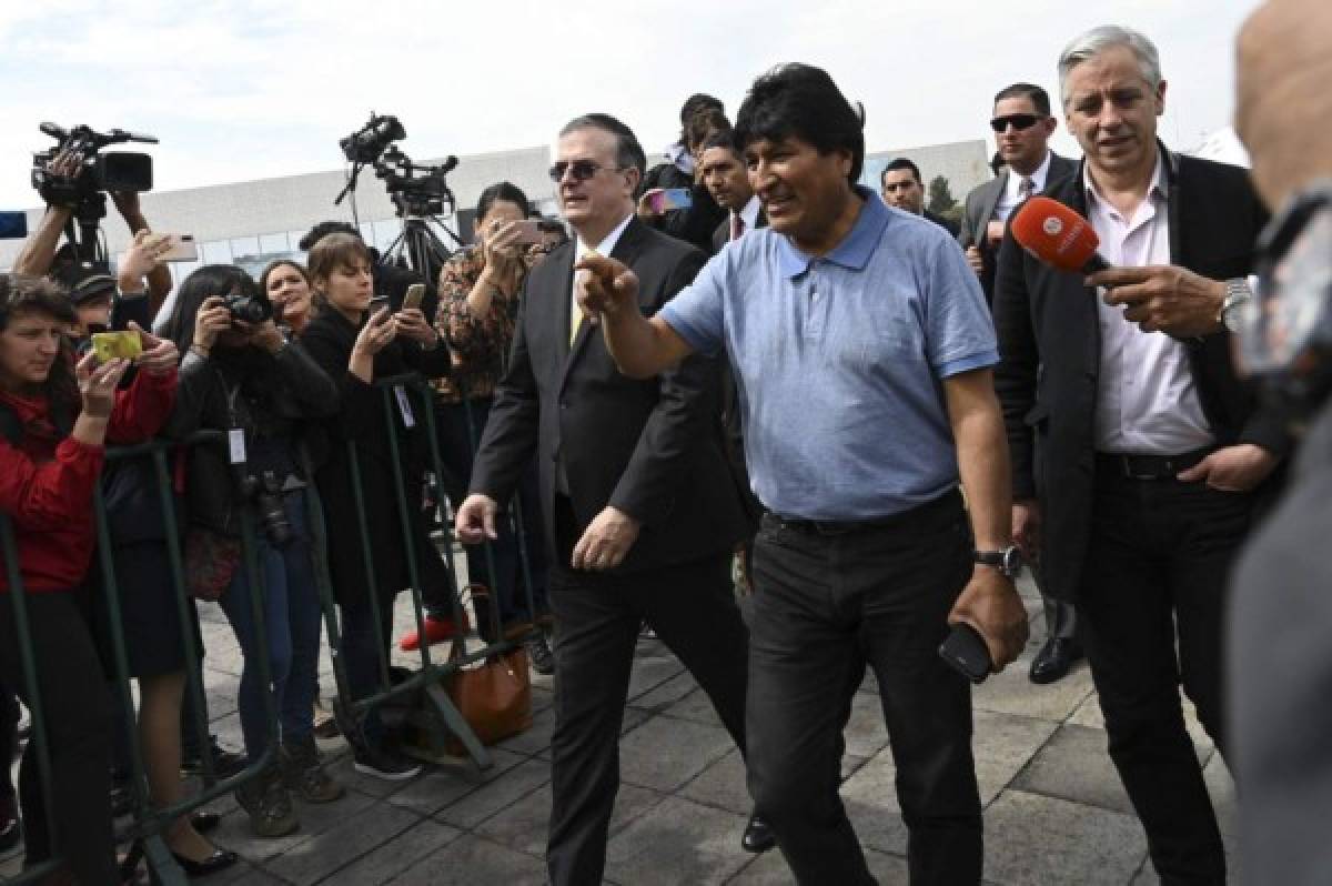 Evo Morales: con sonrisa y los cordones sueltos, así fue su llegada a México