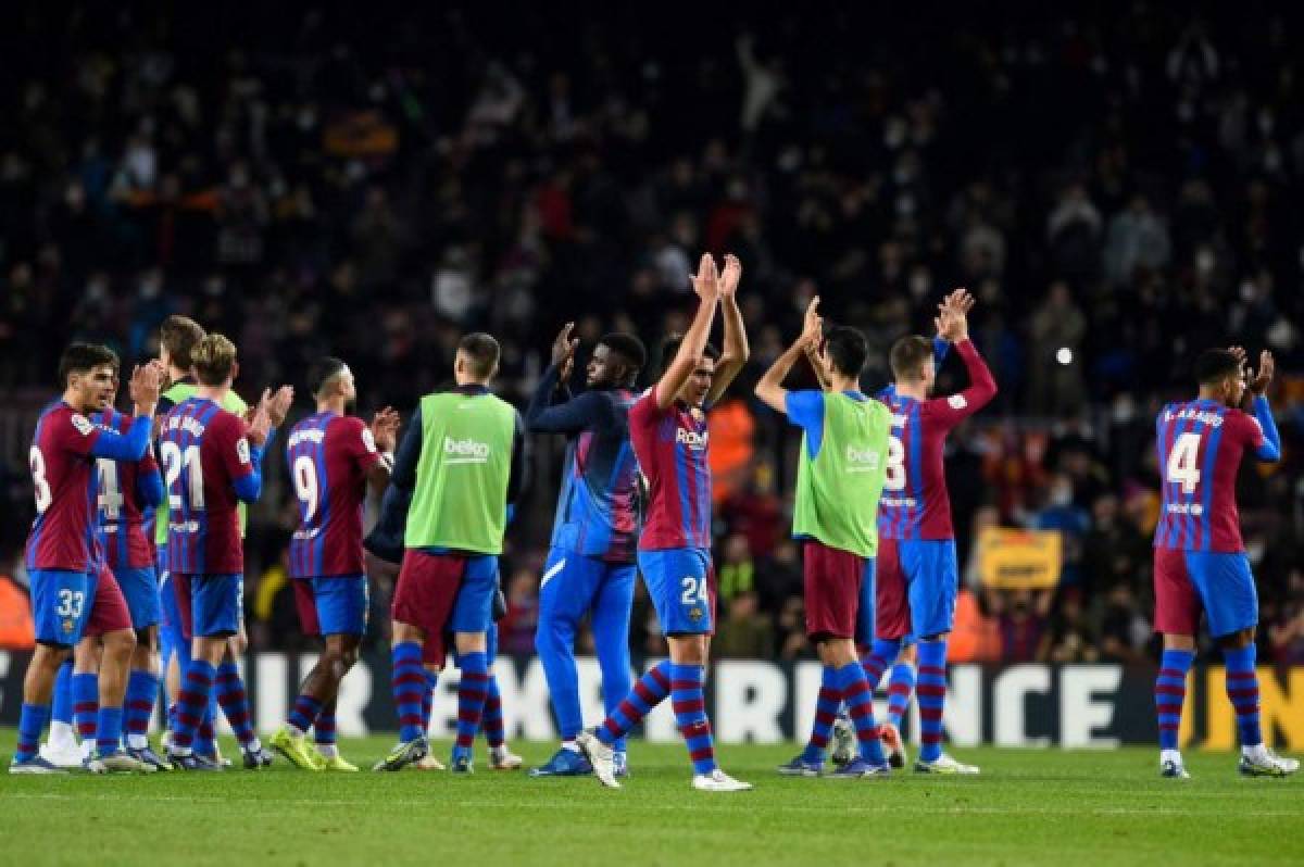 Las imperdibles fotos de Xavi dirigiendo a sus excompañeros del Barcelona en su debut y el efusivo festejo