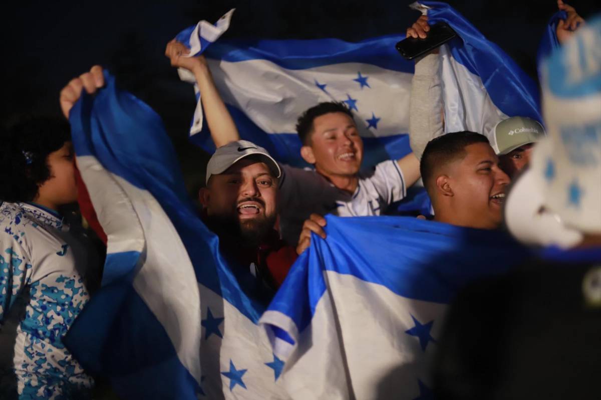 Rougier enamoró y la petición especial de la afición: así fue el histórico banderazo en la previa de Honduras - Costa Rica
