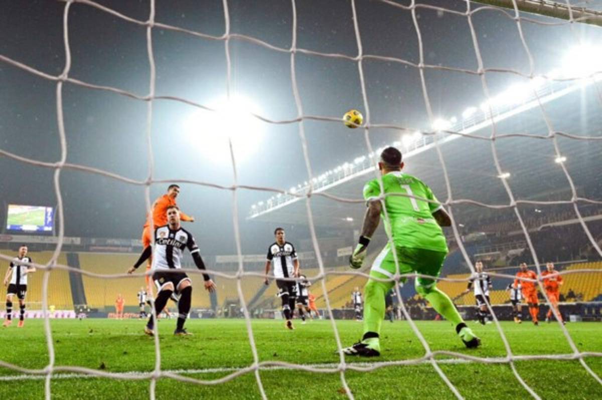 Desafía la gravedad: La secuencia del brutal salto de Cristiano Ronaldo para marcarle al Parma