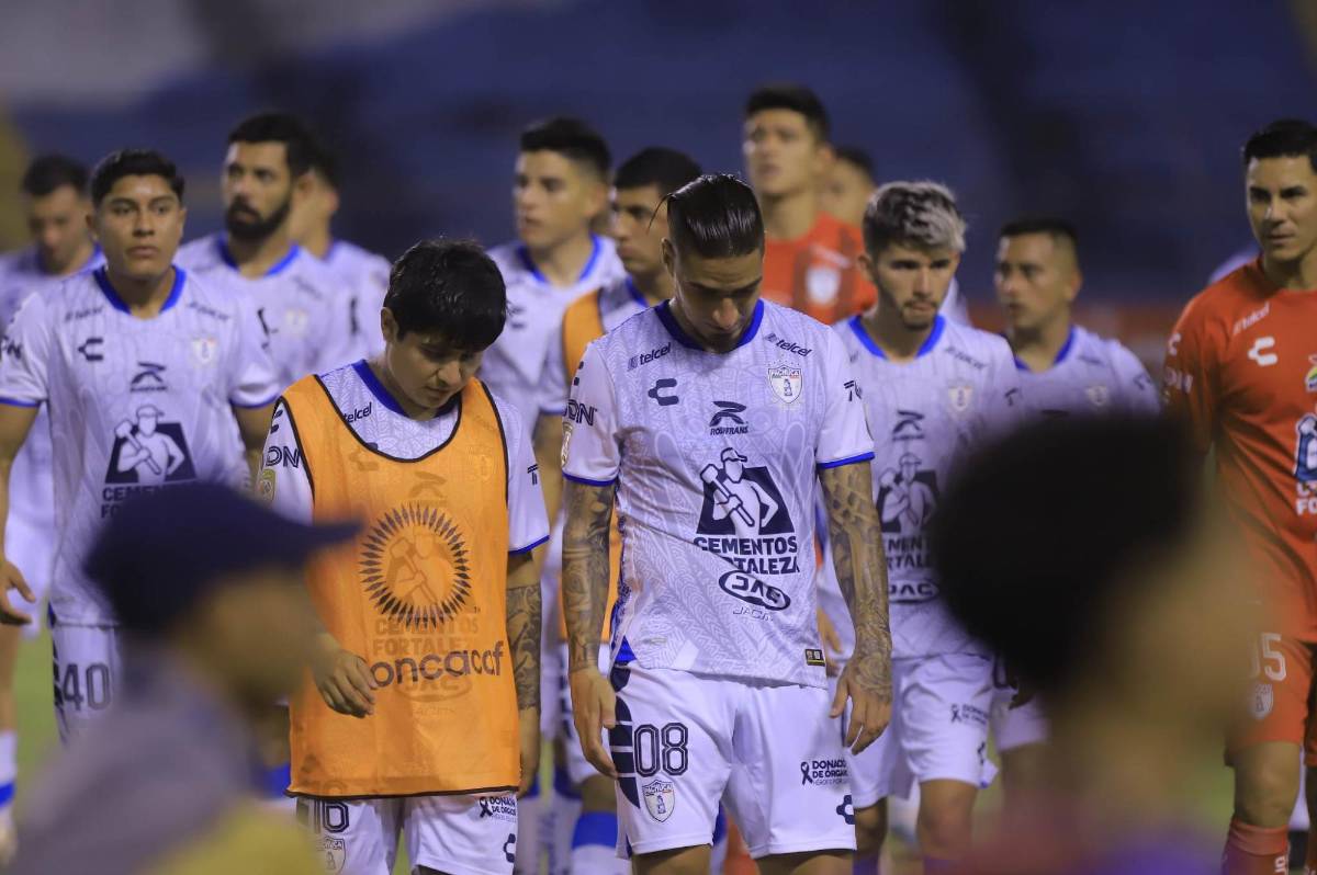 El desespero del DT de Pachuca en el banquillo, la preciosa chica en el Olímpico y el saludo de Lucas Campana