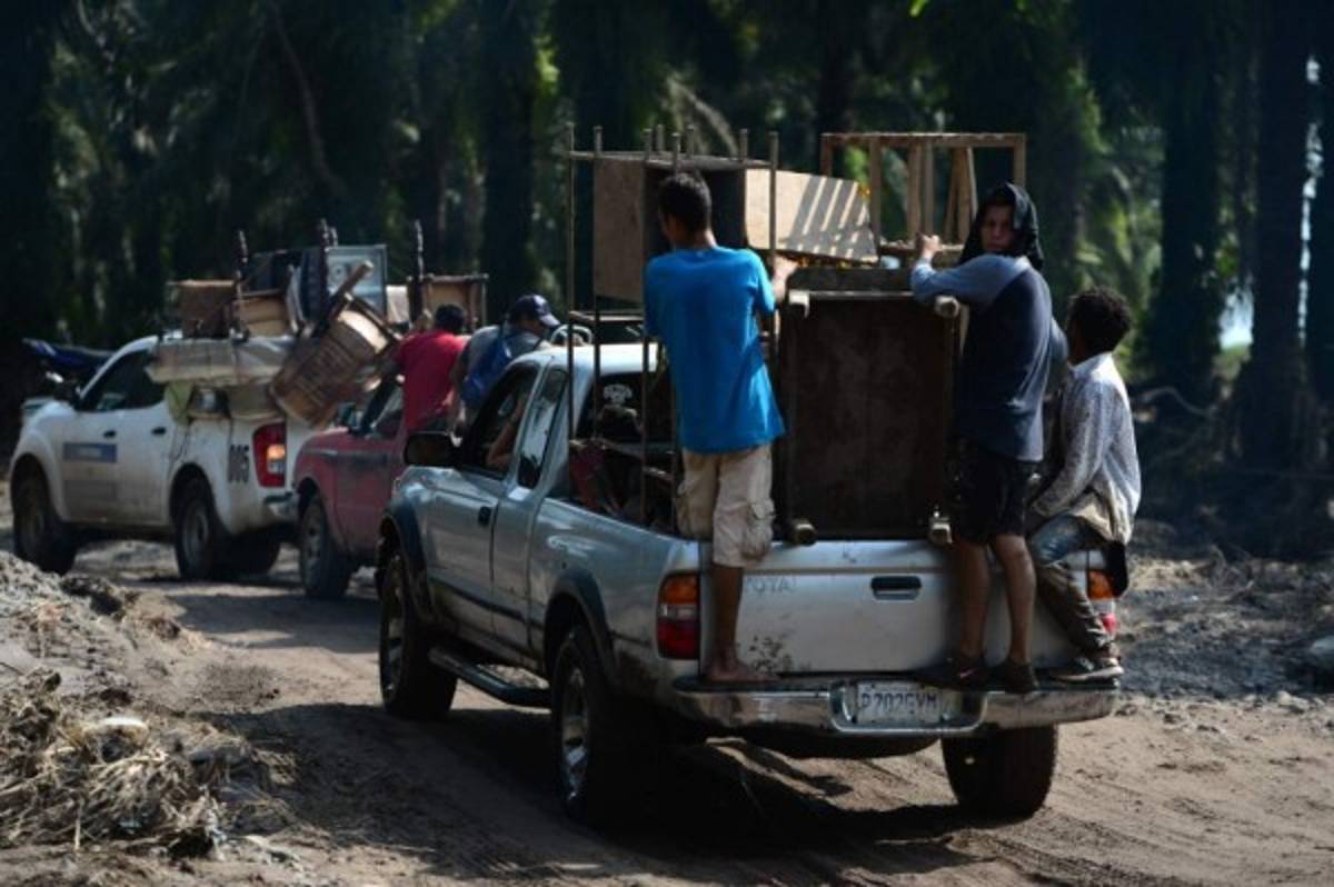 Se llevan las camas, estufas y sus mascotas: familias hondureñas dejan sus casas por miedo al hucarán Iota