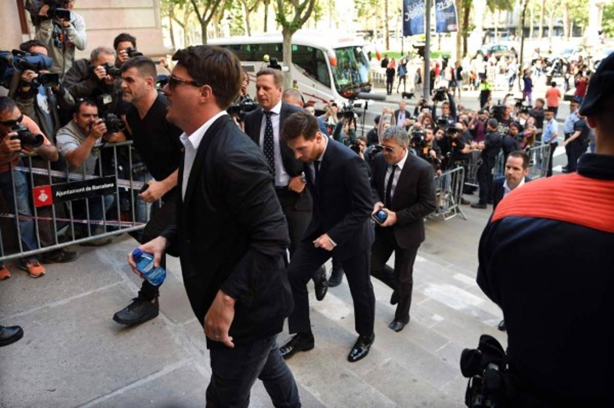 Fotos: Hostil recibimiento a Messi en la puerta del juzgado en Barcelona