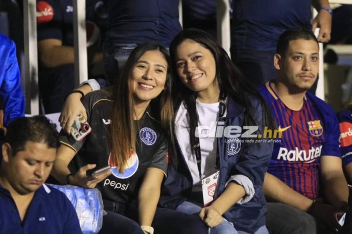 ¡Deslumbran! Las bellas hinchas del Motagua se roban la miradas en el estadio Nacional