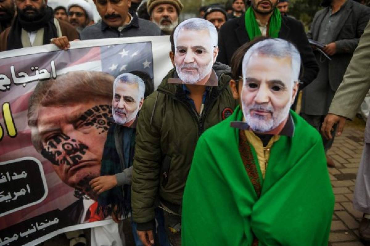 Qasem Soleimani: Iraníes salen para recibir el cuerpo de general asesinado por Trump y lanzan advertencia