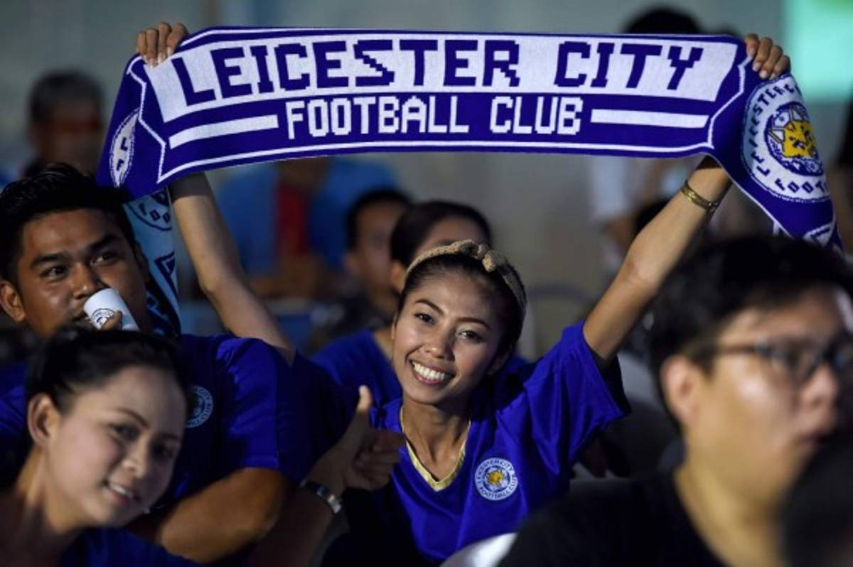 Así celebran los aficionados del Leicester City su primer título de la Premier League