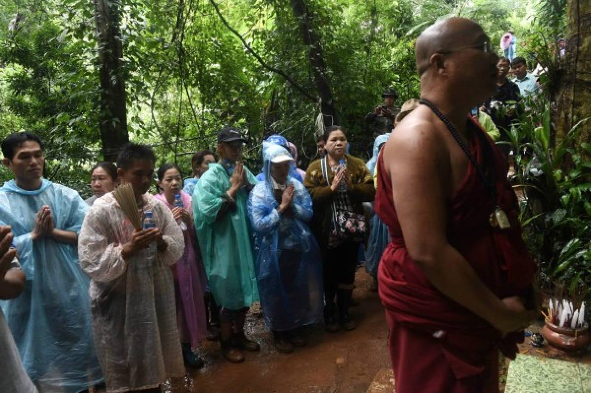 ¡El mundo aplaude! Rescatados los 12 niños y su entrenador de la cueva inundada en Tailandia  