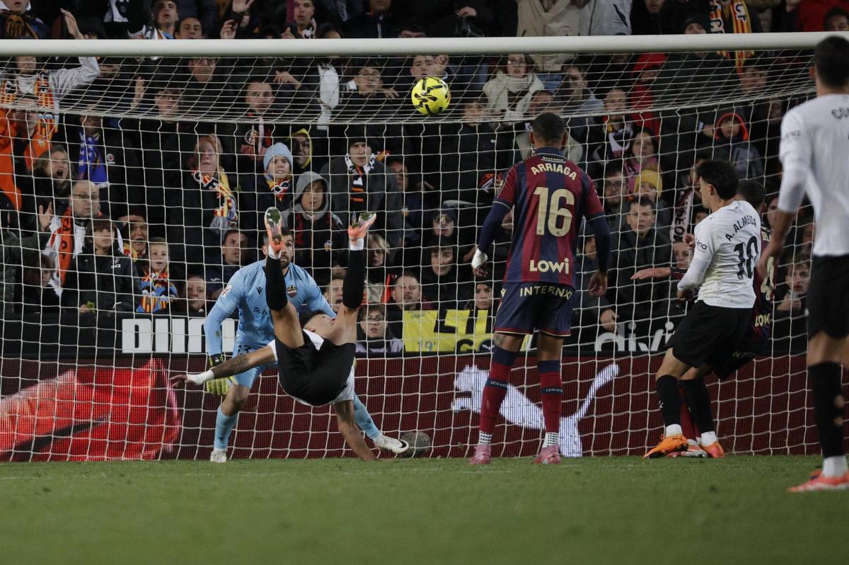 Kervin Arriaga perdió el derbi ante Valencia: el 'castigo' que recibió por su DT y el golazo de chilena que no pudo parar