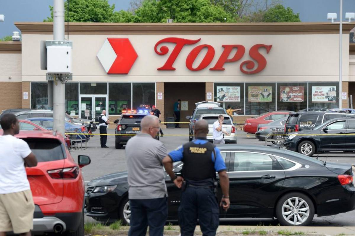 Terror en Nueva York: masivo tiroreo deja al menos 10 muertos en un supermercado de Buffalo