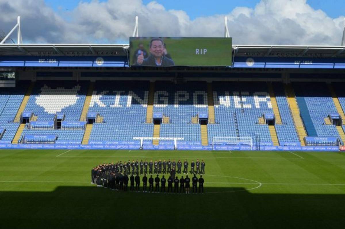 Jugadores del Leicester le rindieron tributo a su presidente en el King Power Stadium