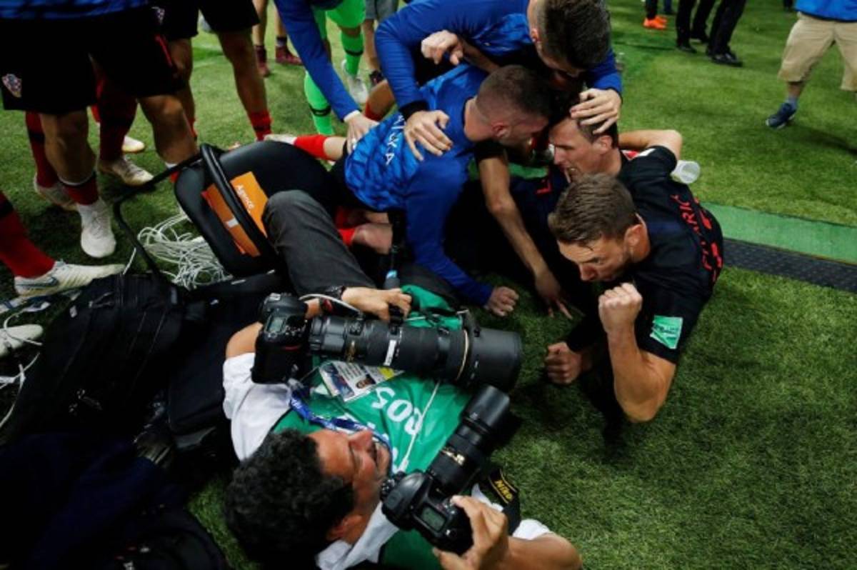 Fotógrafo de El Salvador recibe beso de croata en gol de Mandzukic