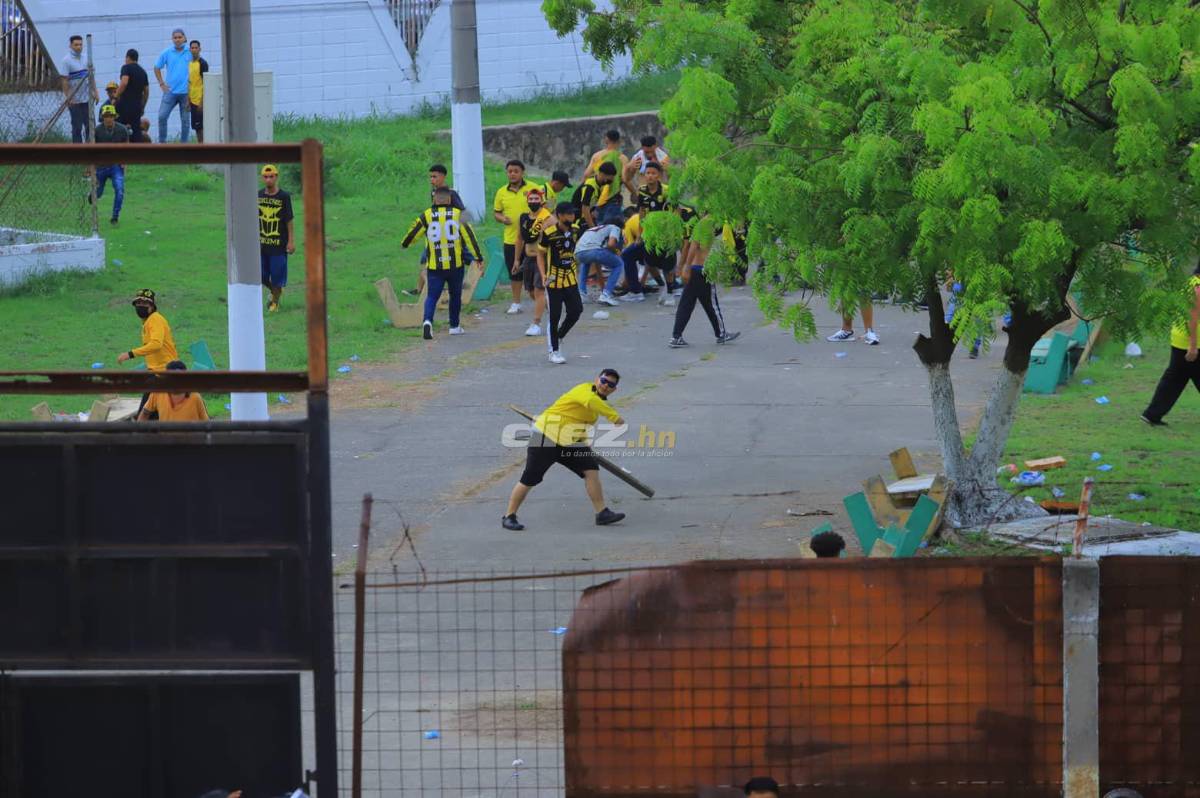 Vergonzosas imágenes: Así fueron los actos vandálicos de los aficionados del Real España en el estadio Olímpico tras perder la final