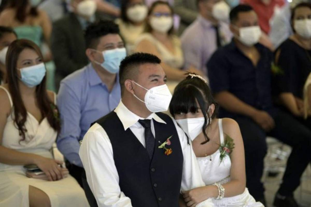 ¡Locura de amor en San Valentín! Un total de 44 parejas salvadoreñas celebran boda colectiva en el parque de los enamorados