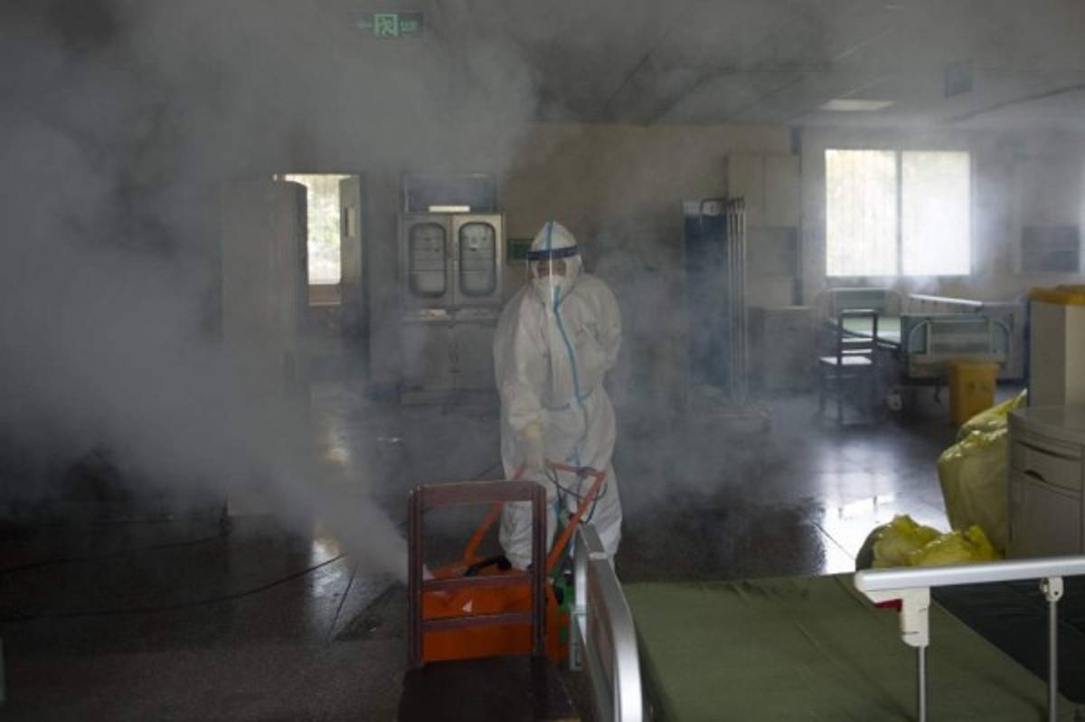 Así celebran médicos chinos en Wuhan tras el primer día sin casos de coronavirus