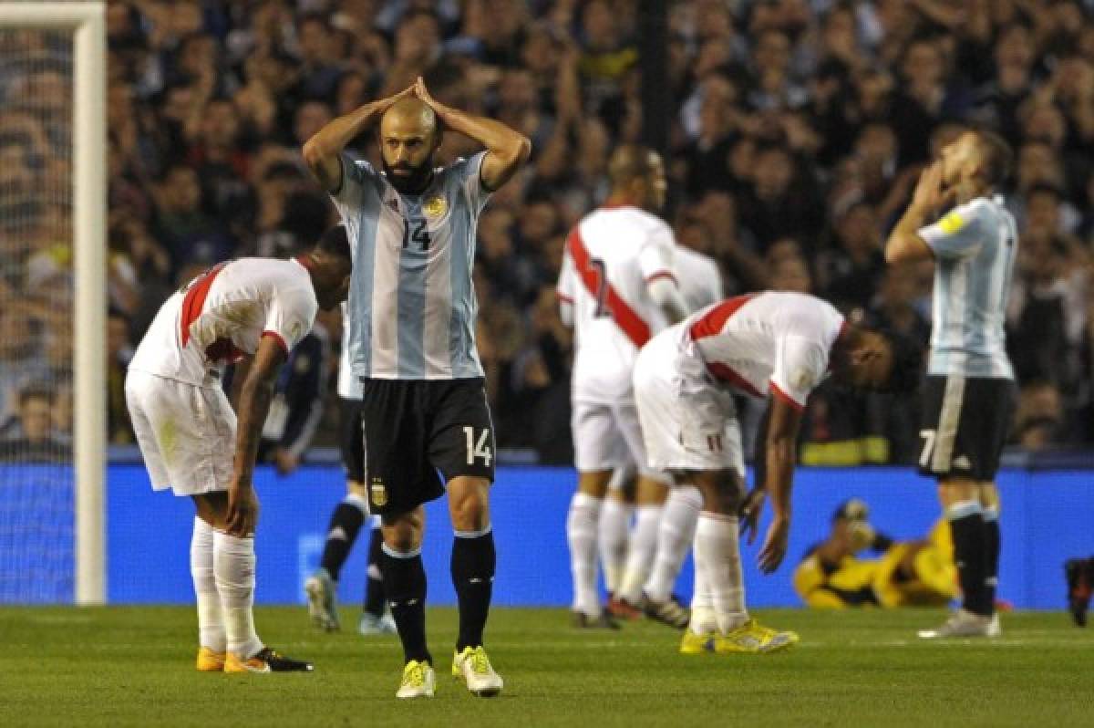 Argentina's Javier Mascherano gestures after missing a goal opportunity against Peru during their 2018 World Cup qualifier football match in Buenos Aires on October 5, 2017. / AFP PHOTO / Alejandro PAGNI
