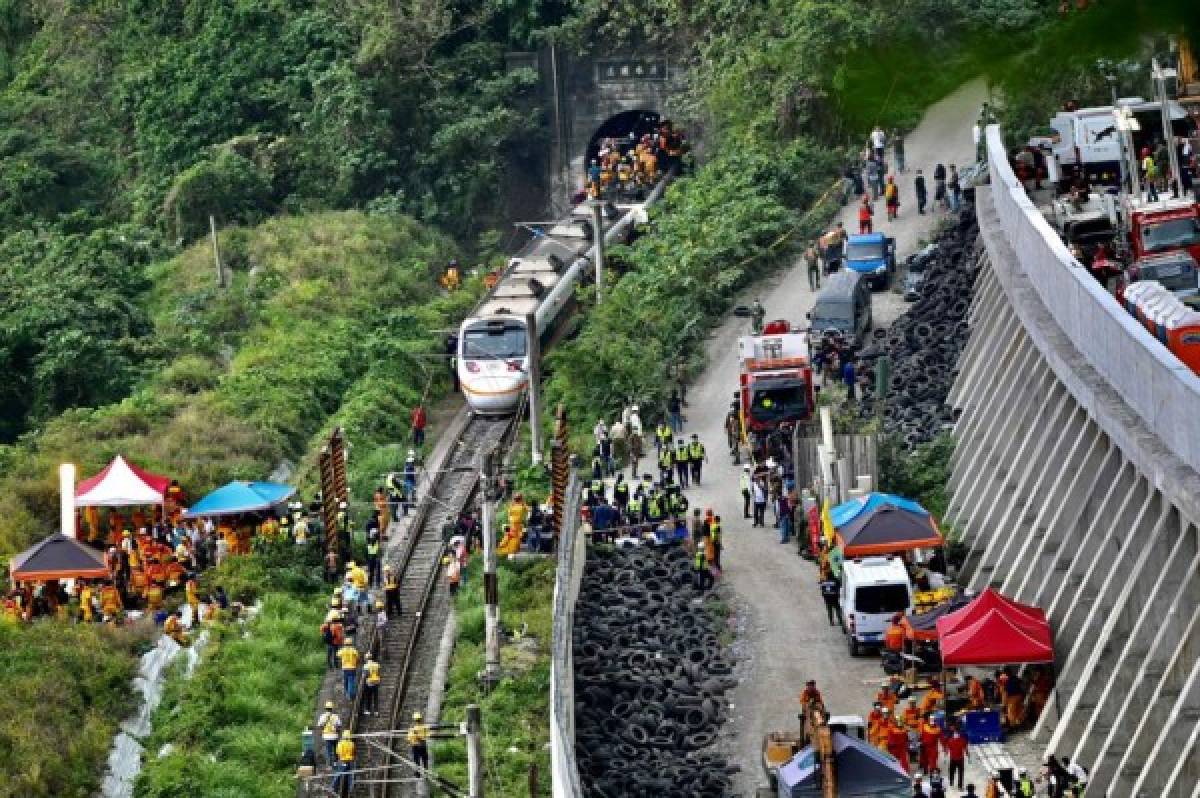 Las dramáticas imágenes de la tragedia en Taiwán: más de 50 muertos y cientos de heridos en un accidente de tren