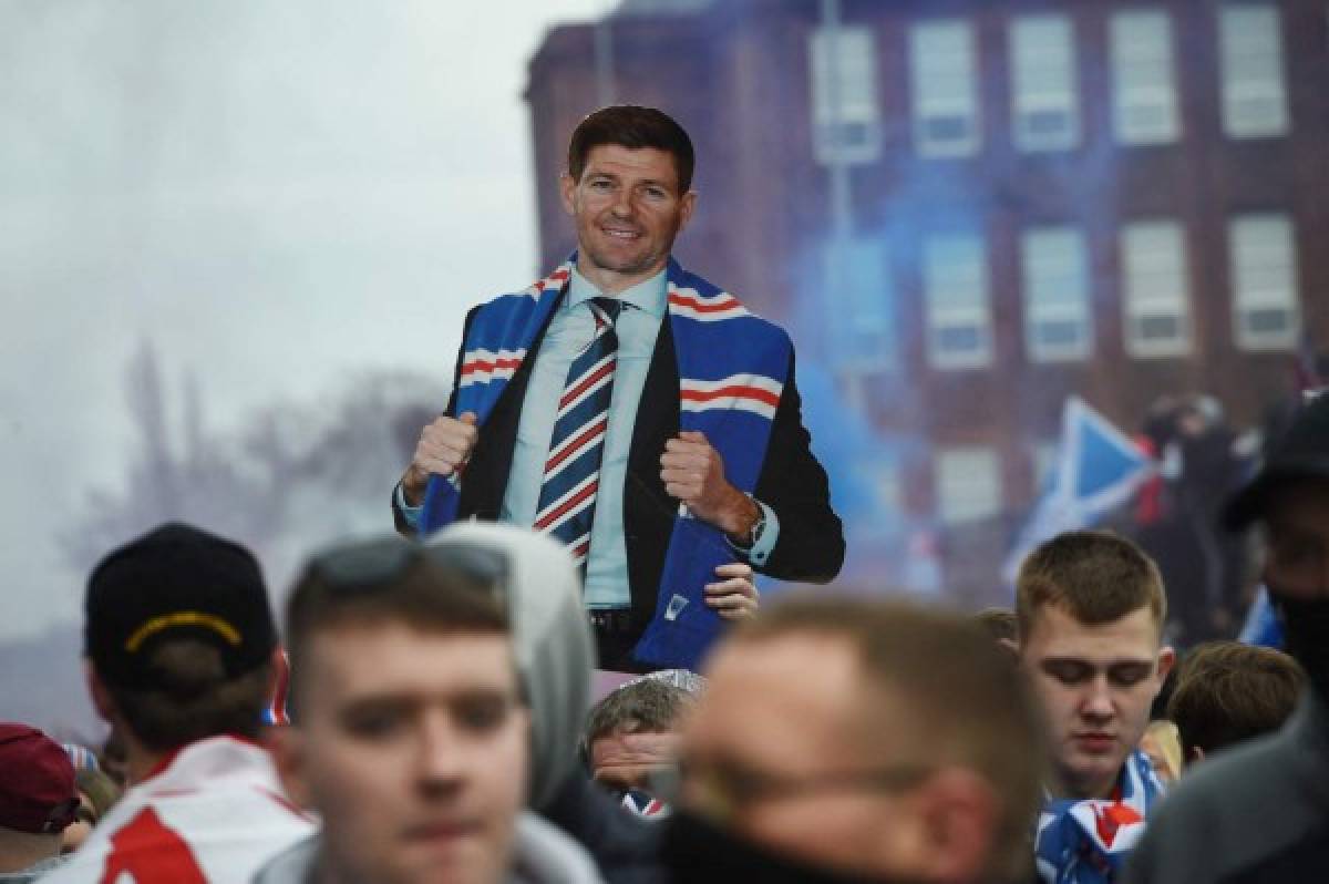 Niños heridos, policías y botellas al aire: Así fue la eufórica celebración de la afición del Rangers de Escocia tras campeonizar