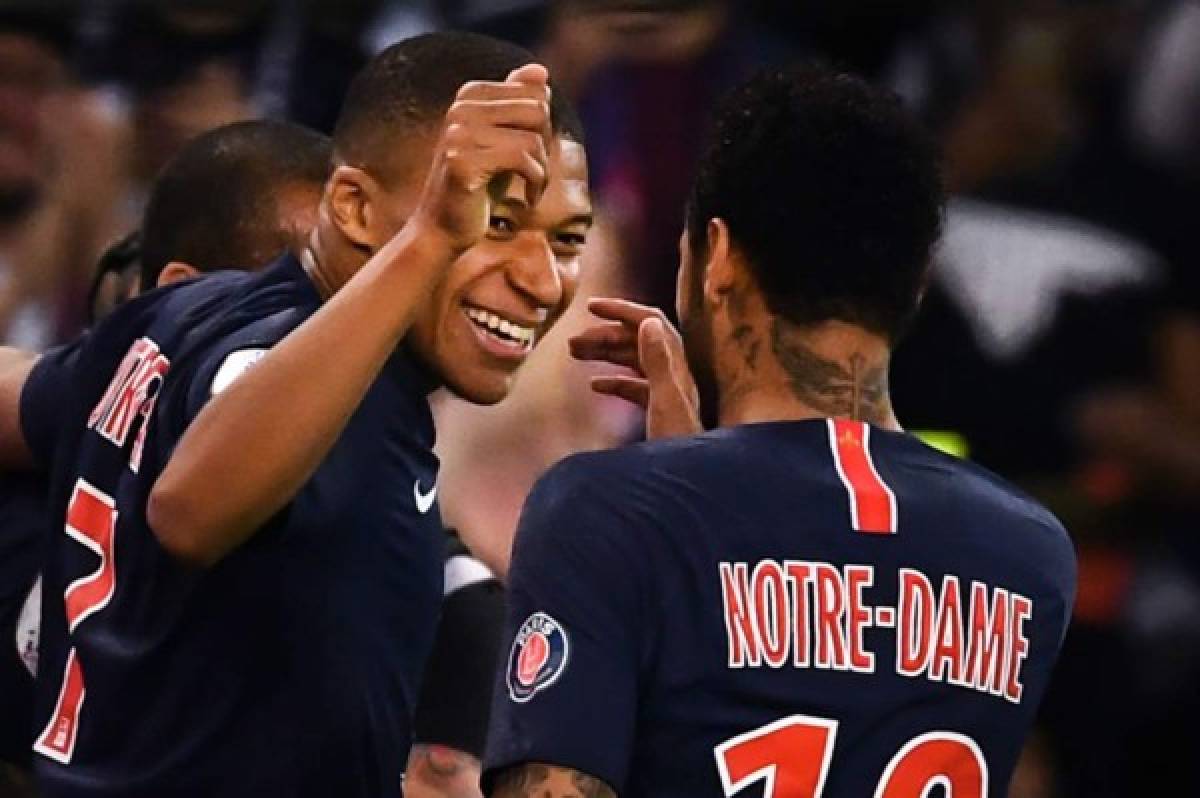 Así fue el emotivo regreso de Neymar: De rodillas y broma a Mbappé para celebrar el título del PSG