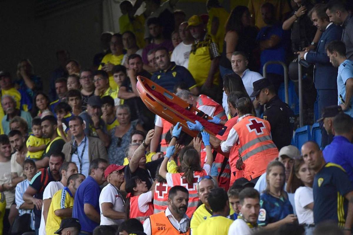 Ledesma corriendo con un desfibrilador para salvar al aficionado descompuesto y Araujo rezando: la pesadilla que se vivió en el Cádiz-Barcelona