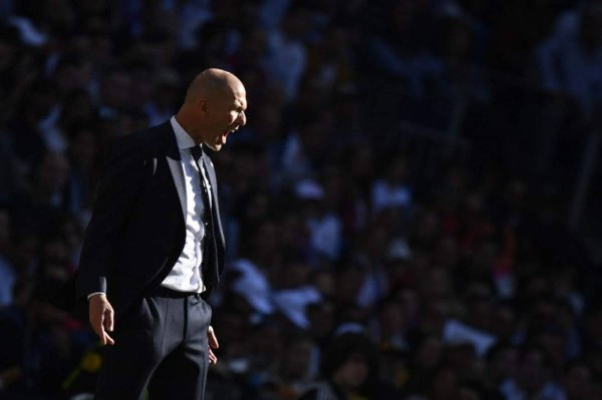 ¡Amor y feli-Zidane en el Bernabéu! A Florentino le sacaron dos fuertes pancartas