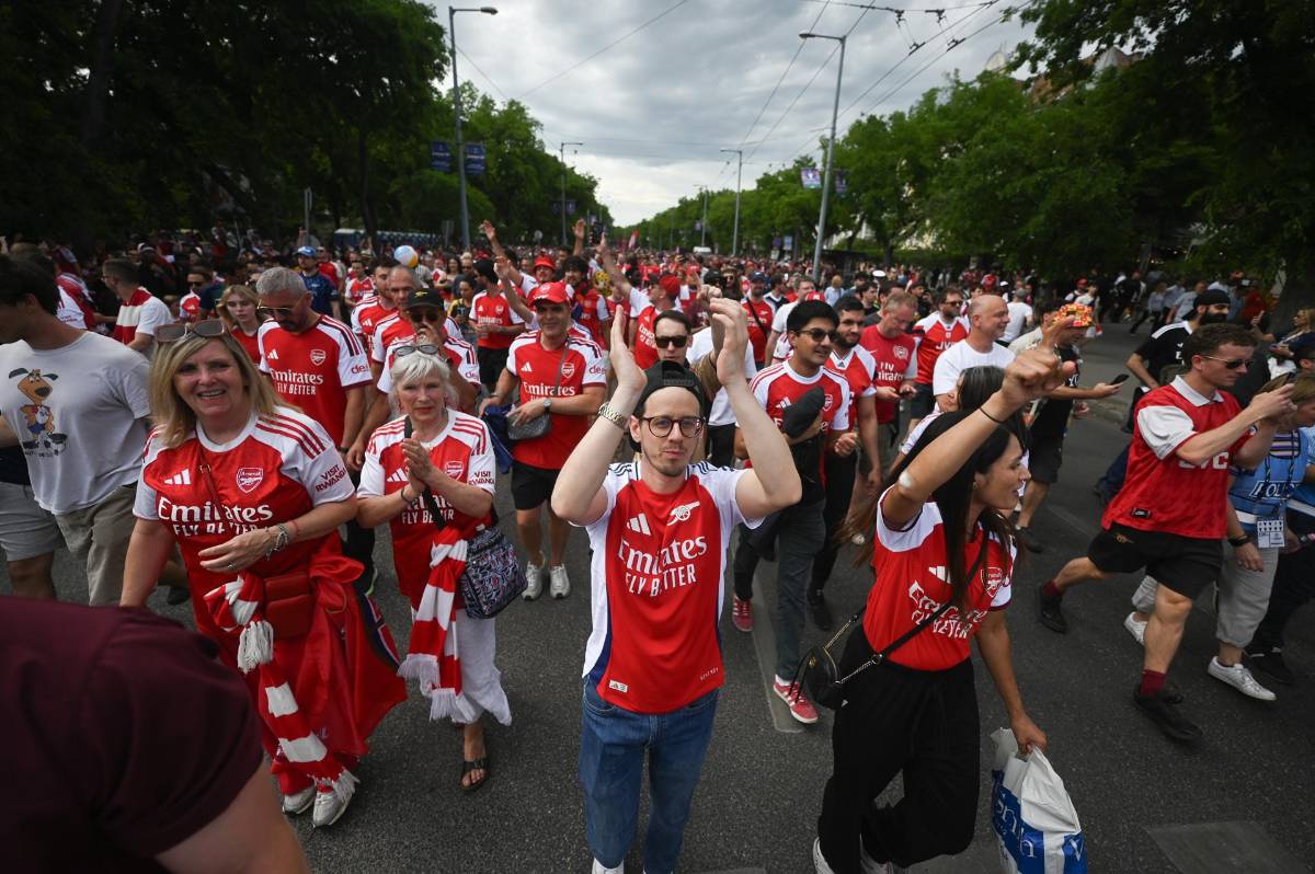 Fiestón en Budapest por el PSG-Arsenal en la gran final de la Champions