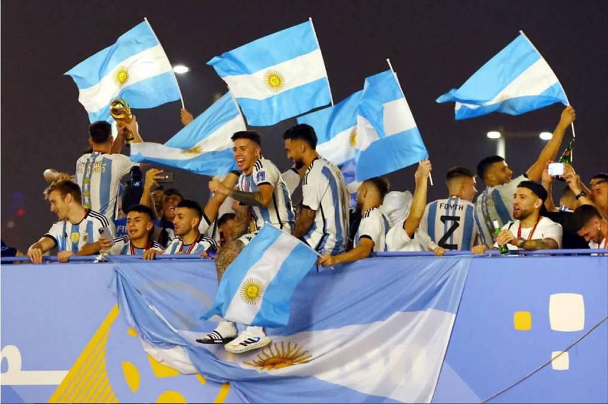 Camellos, alcohol y jeques: La exuberante caravana de la selección de Argentina en las calles de Doha