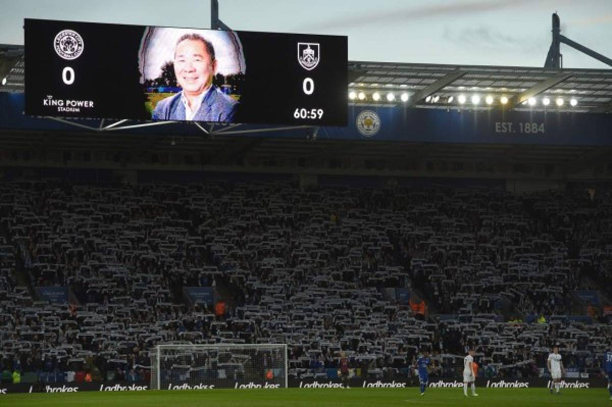 Marcha y llanto: Nuevo homenaje del Leicester a su presidente en el King Power Stadium