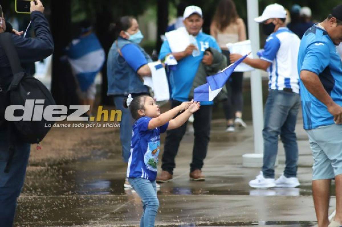 Hondureños ponen el ambiente en el BBVA Stadium de Houston: Bellezas y orgullosos de la H