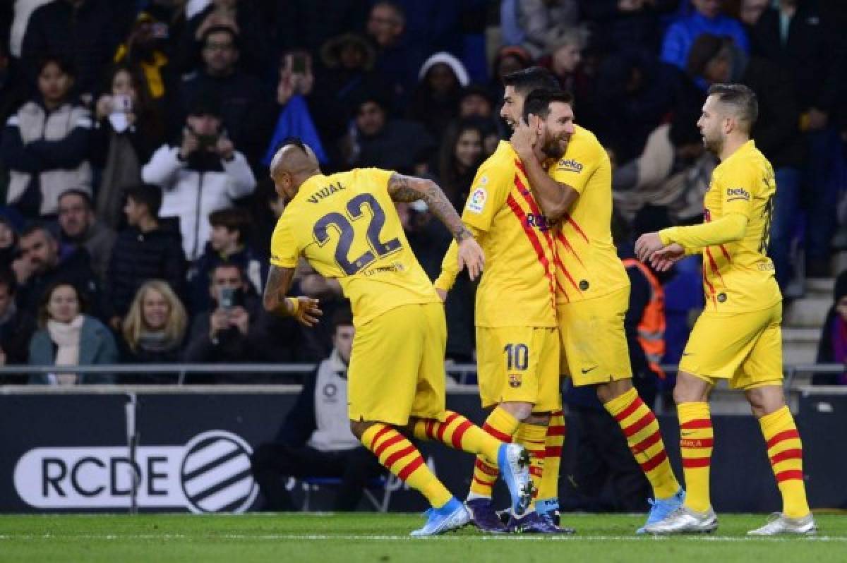 Barcelona's Chilean midfielder Arturo Vidal (L) celebrates scoring his team's second goal with teammates during the Spanish league football match between RCD Espanyol and FC Barcelona at the RCDE Stadium in Cornella de Llobregat on January 4, 2020. (Photo by PAU BARRENA / AFP)