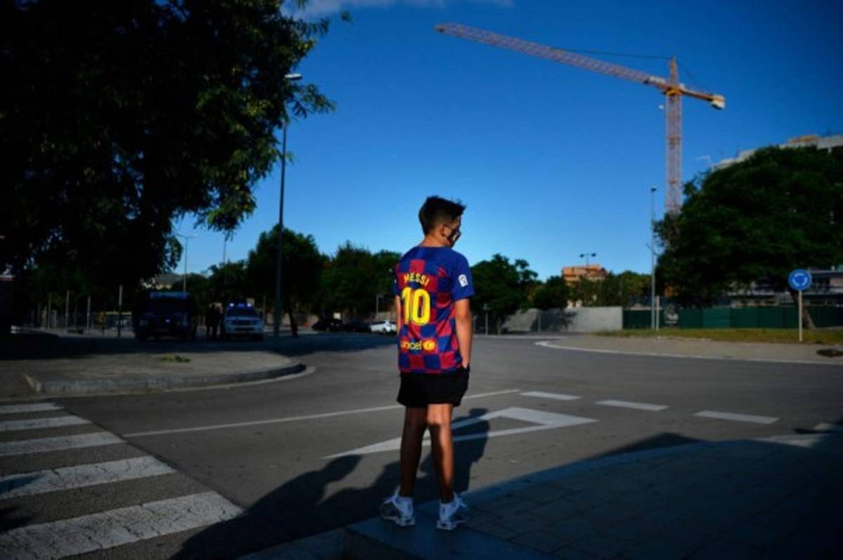 ''Hasta siempre, comandante'': comienzan a despedirse de Messi en la ciudad de Barcelona