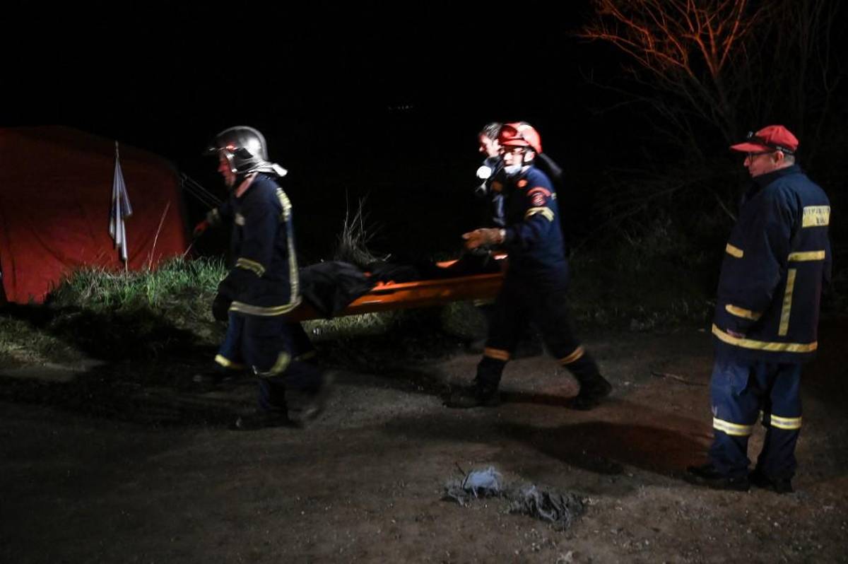 Las fotos del brutal choque de trenes en Grecia: el motivo del accidente y murieron 36 personas