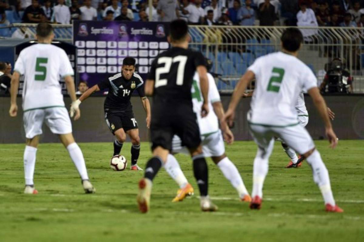 Argentina's Maximiliano Meza (2nd-L) runs with the ball during a friendly football match between Argentina and Iraq at the Faisal bin Fahd Stadium in Riyadh on October 11, 2018. (Photo by FAYEZ NURELDINE / AFP)