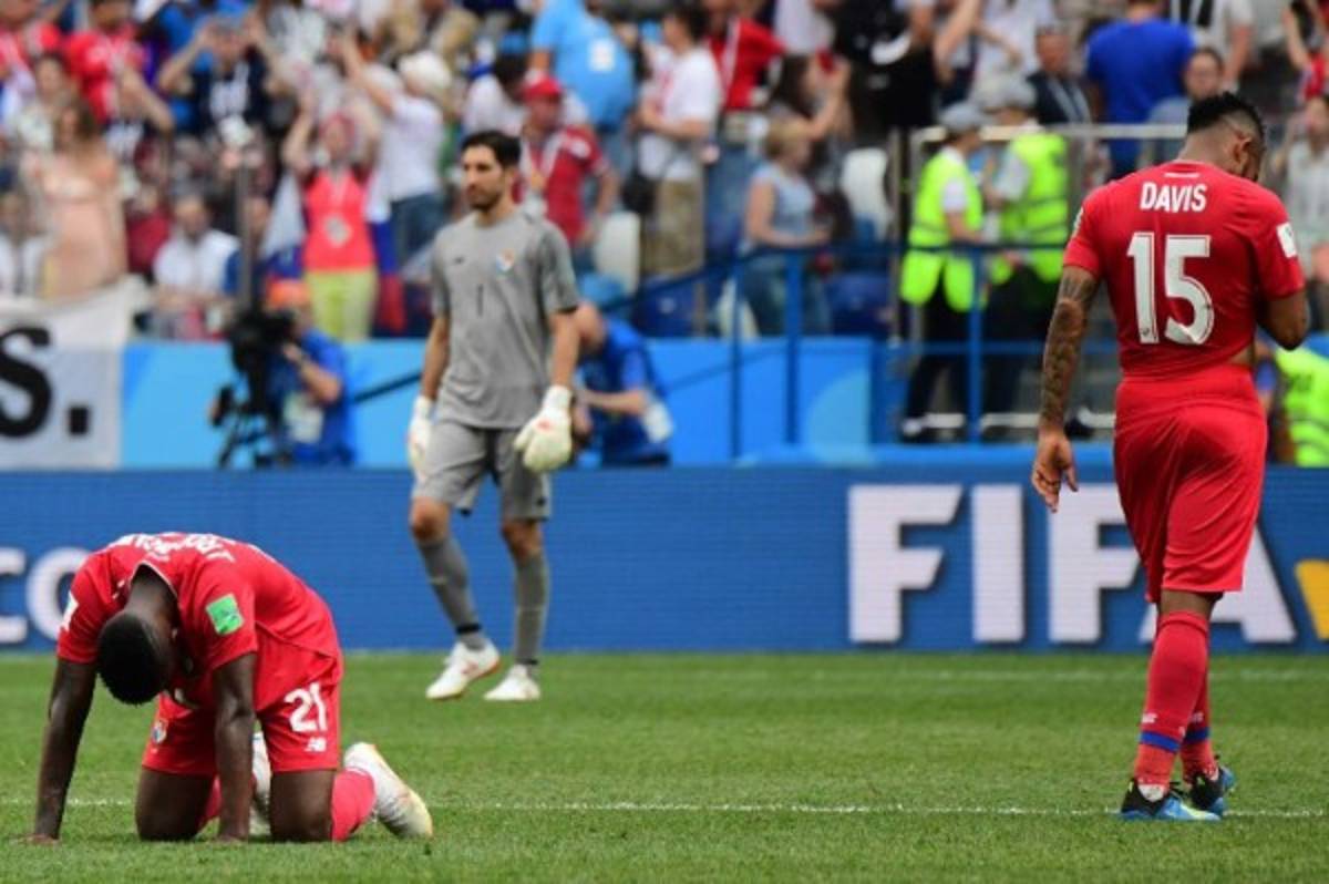 NO SE VIO POR TV: Panameños regalan sus camisas y Maguire exhibe a su preciosa novia