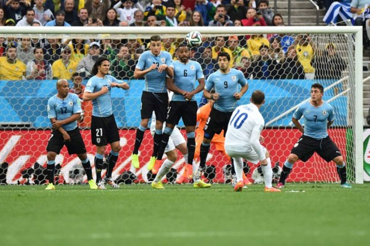 Uruguay ganó 2-1 a Inglaterra con un doblete de Luis Suárez