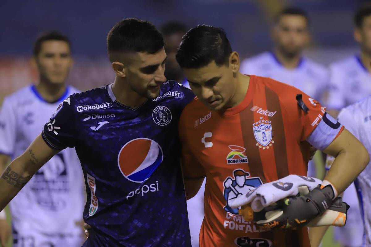 El desespero del DT de Pachuca en el banquillo, la preciosa chica en el Olímpico y el saludo de Lucas Campana