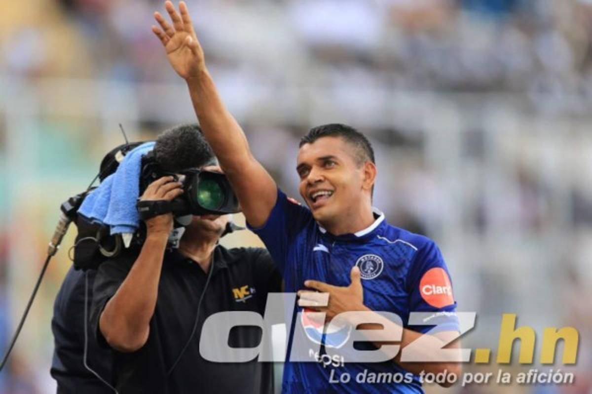 CURIOSAS: Los zapatos de Ronaldinho y su gesto con aficionado que ingresó al campo