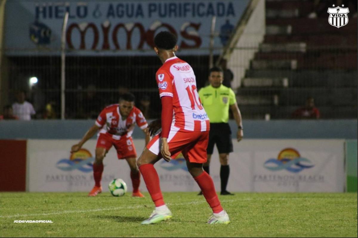 Cristian Sacaza observa desde lejos a su compañero Denis Meléndez. Foto: Cortesía Vida.