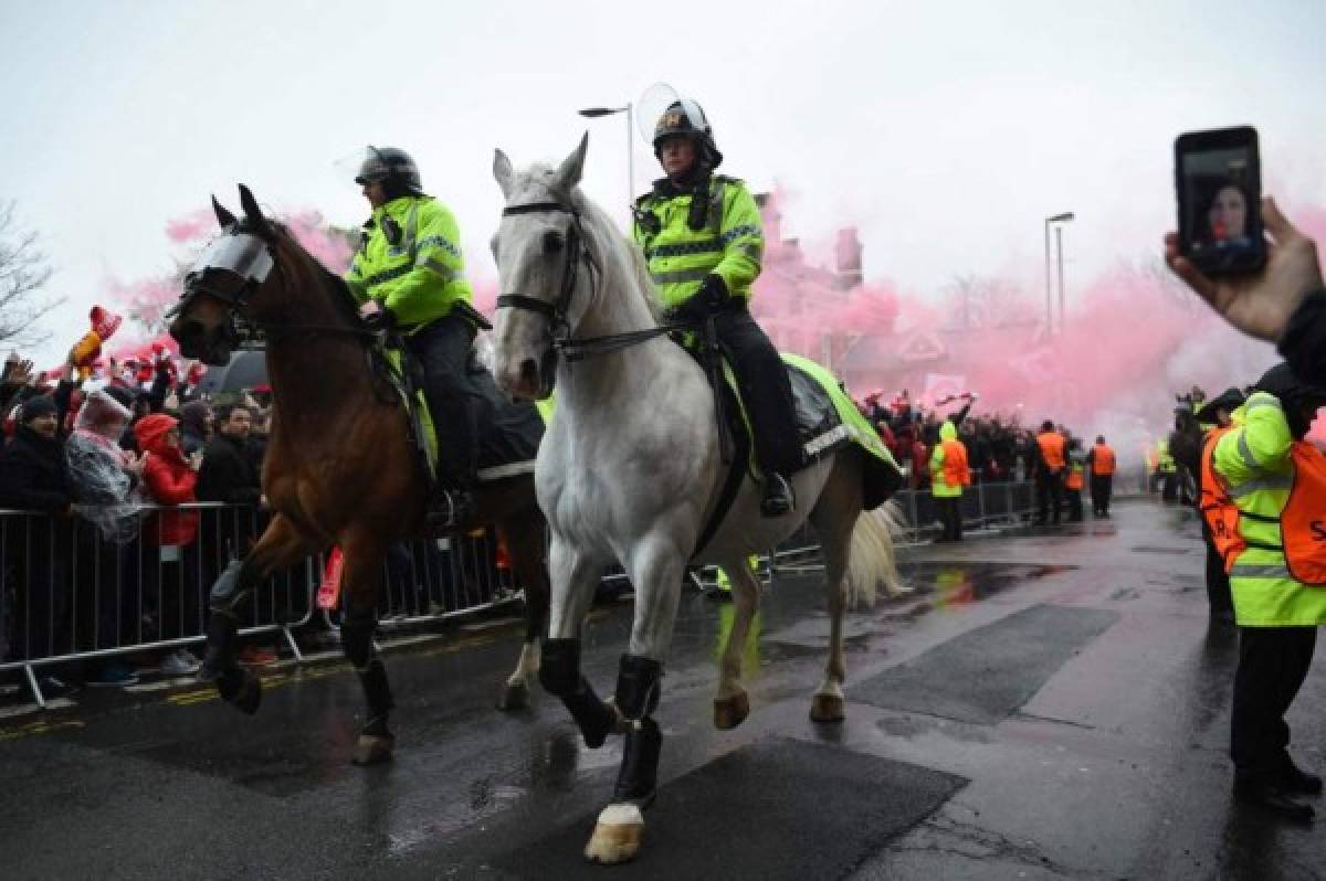 No se vio en TV: La fiesta roja sobre las camionetas de la policía y las caras 'largas' de la Roma