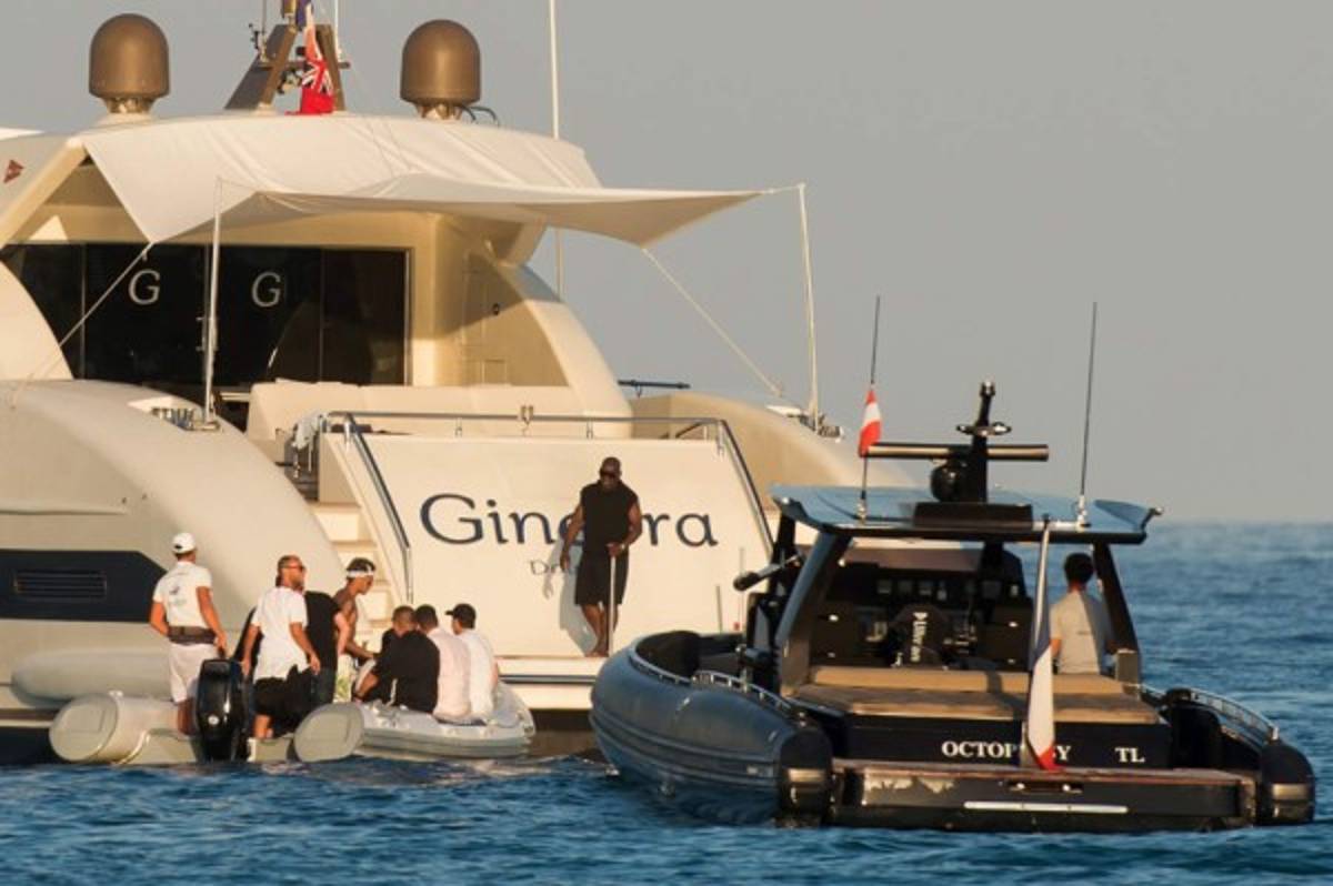 Neymar se relaja en lujoso yate mientras le autorizan jugar con PSG