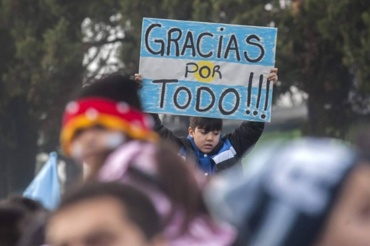 Argentina es recibida por miles de aficionados en Buenos Aires