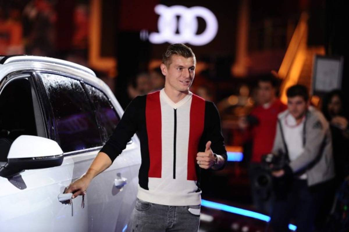 Los llamativos looks que usaron jugadores del Real Madrid para recoger sus Audis