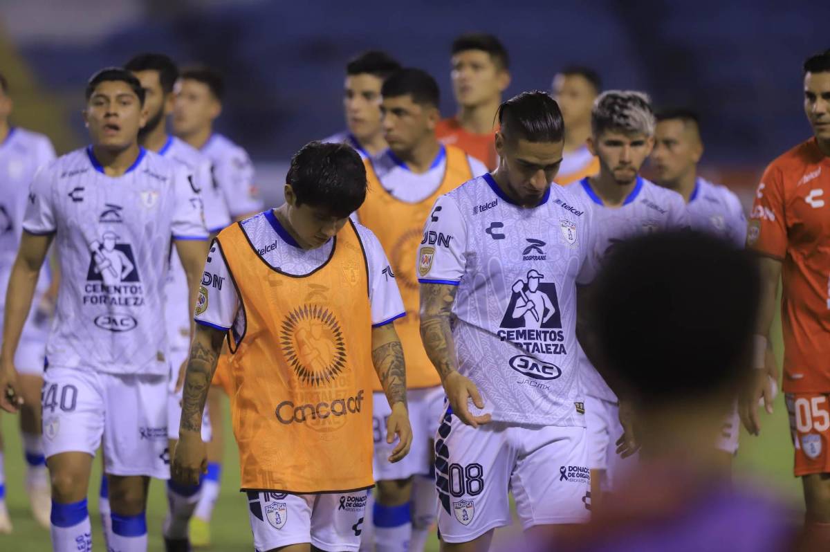 El desespero del DT de Pachuca en el banquillo, la preciosa chica en el Olímpico y el saludo de Lucas Campana