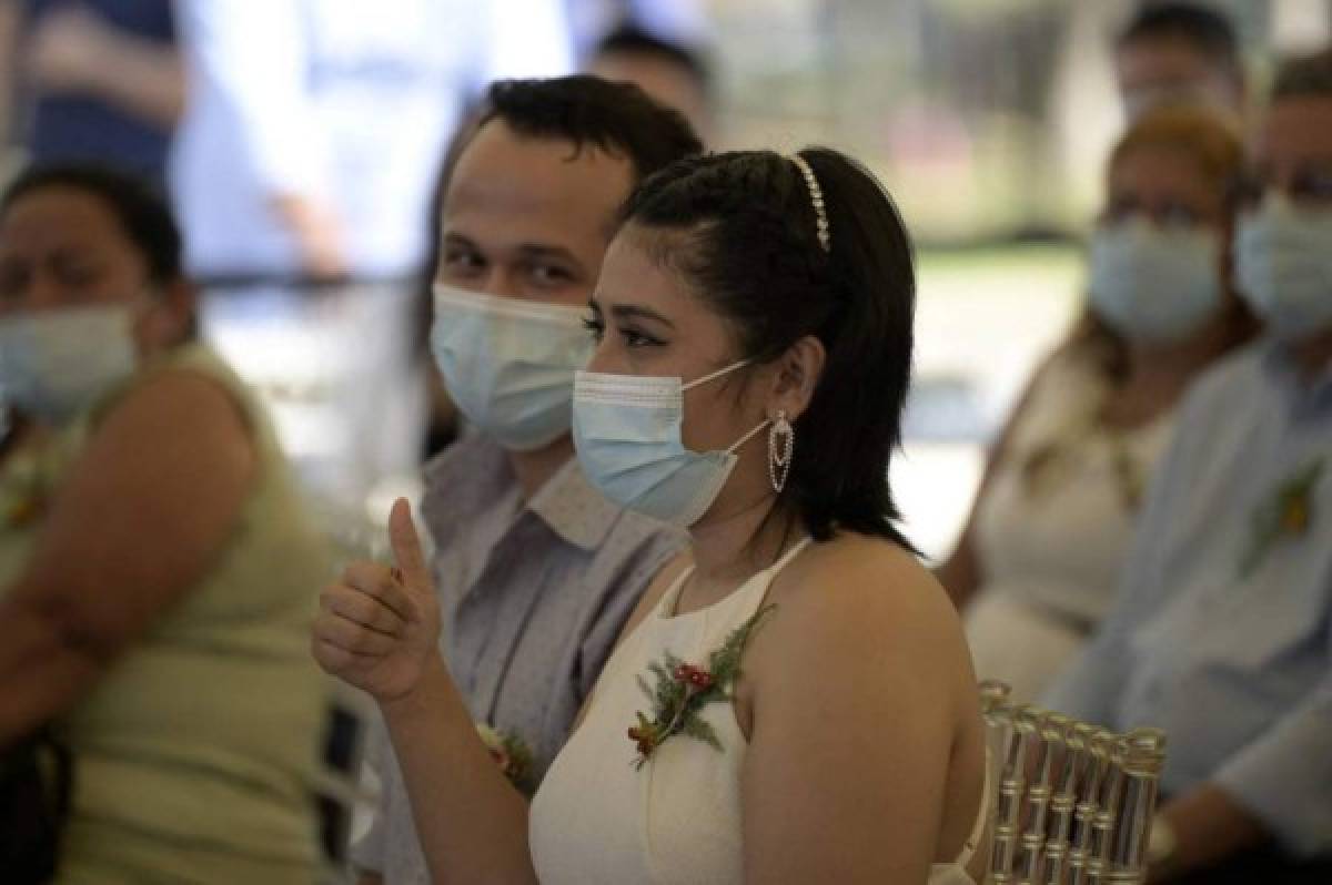 ¡Locura de amor en San Valentín! Un total de 44 parejas salvadoreñas celebran boda colectiva en el parque de los enamorados