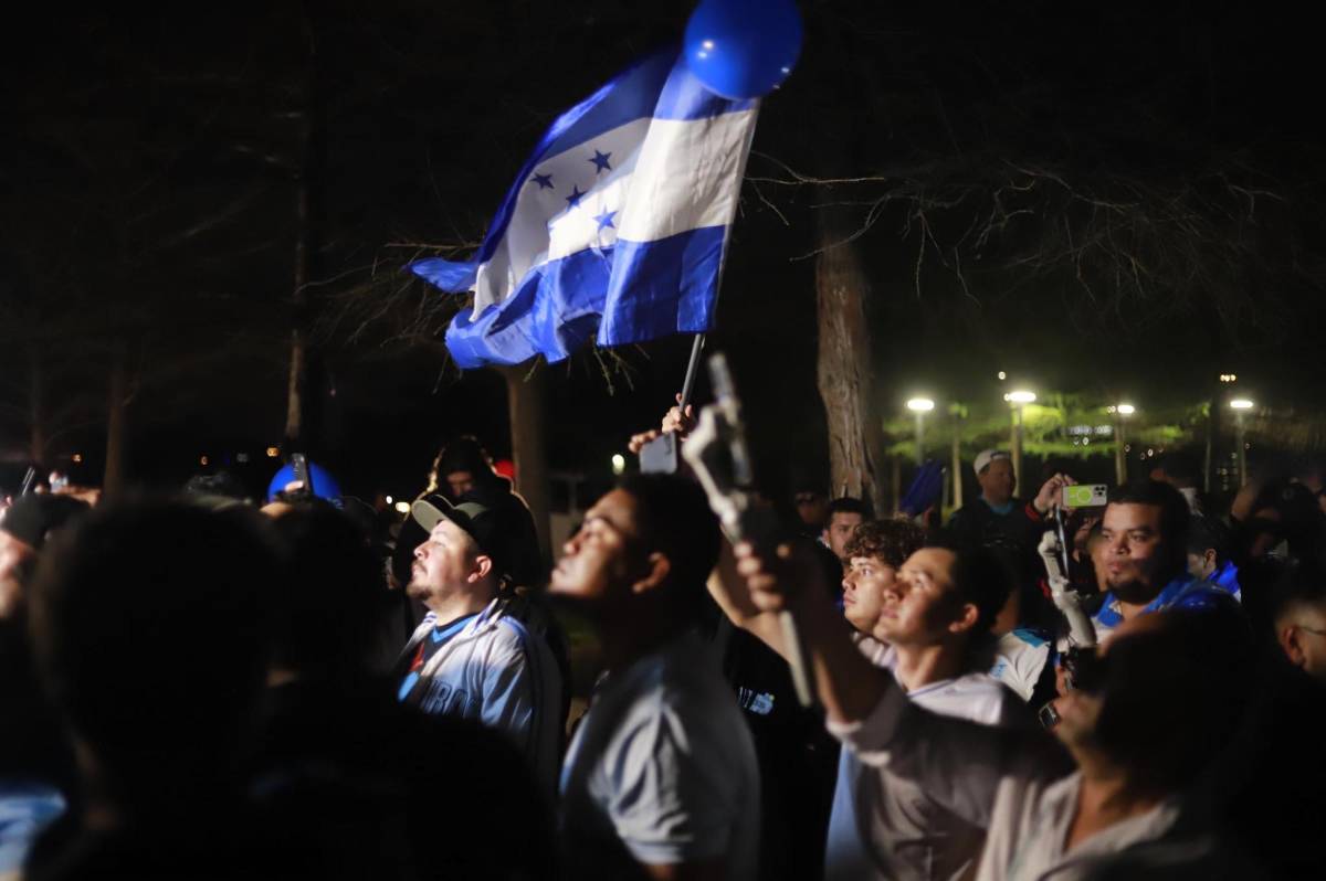 Rougier enamoró y la petición especial de la afición: así fue el histórico banderazo en la previa de Honduras - Costa Rica