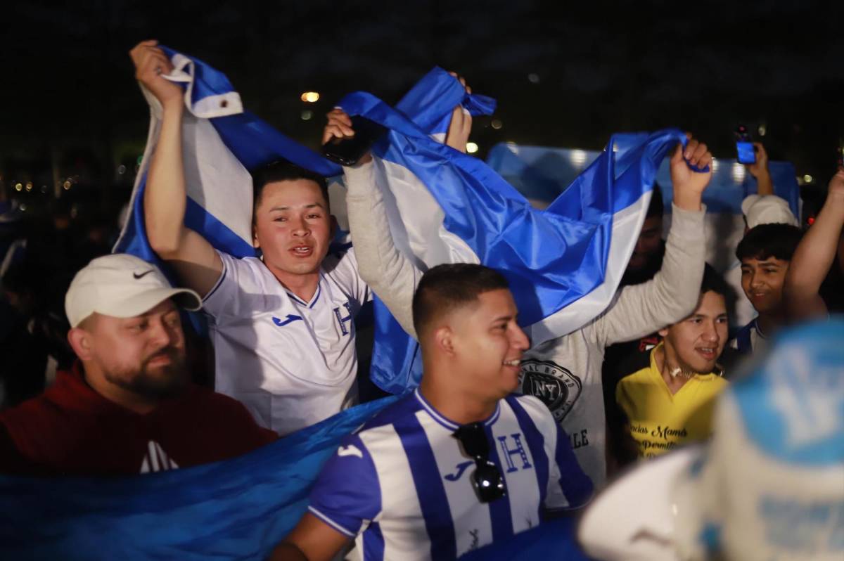 Rougier enamoró y la petición especial de la afición: así fue el histórico banderazo en la previa de Honduras - Costa Rica