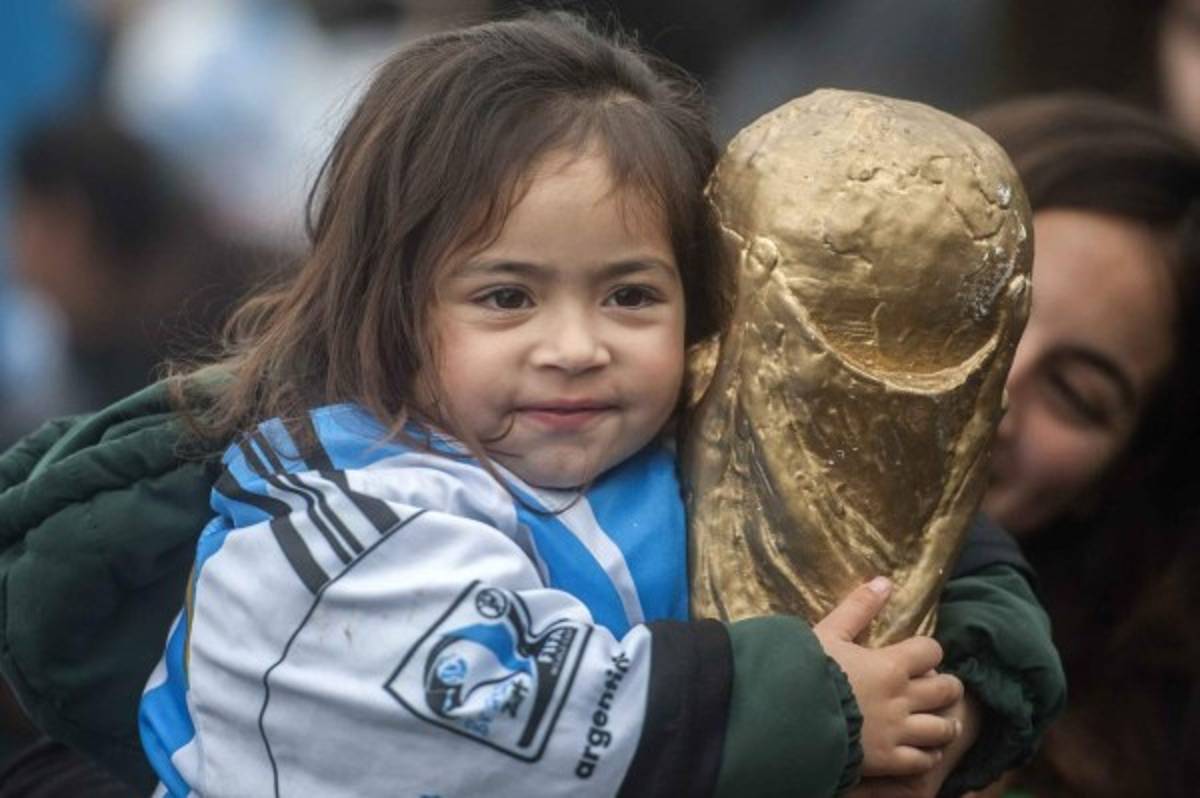 Argentina es recibida por miles de aficionados en Buenos Aires