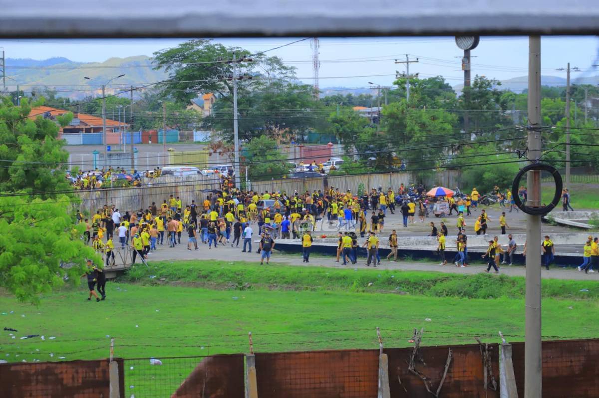 Vergonzosas imágenes: Así fueron los actos vandálicos de los aficionados del Real España en el estadio Olímpico tras perder la final